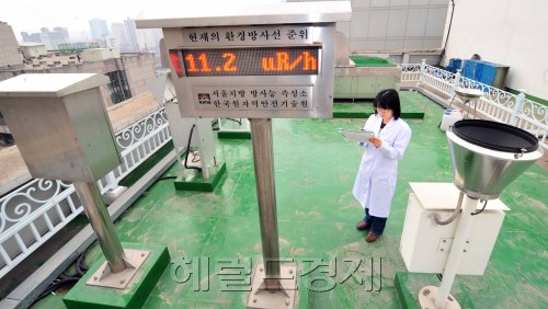 한양대 서울지방방사능측정소에서 연구원이 방사능 준위를 측정하고 있다.<br />김명섭 기자 msiron@
A researcher measures radioactivity levels Tuesday at a radiation monitoring station in Seoul.   Kim Myung-sub/The Korea Herald