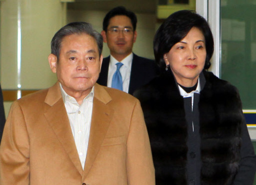 이건희 삼성전자 회장, 홍라희 삼성미술관 리움 관장. 김포공항11.17 / 딸들의 전면등장 이어 어머니(홍라희 관장)도 복귀..리움 행보 관심