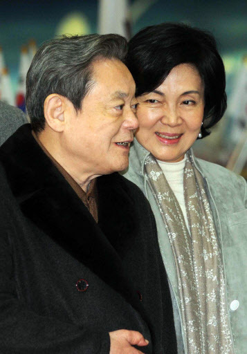 이건희 삼성전자 회장, 홍라희 삼성미술관 리움 관장 이건희회장 귀국 2011. 3 / 딸들의 전면등장 이어 어머니(홍라희 관장)도 복귀..리움 행보 관심