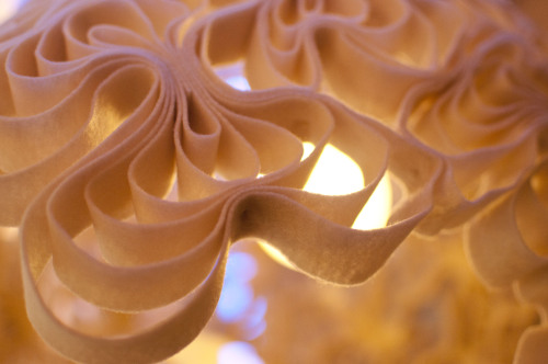칼라 3단
Curls of felt at a shop near Euljiro-4-ga Station.