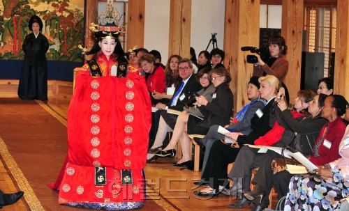 29일 한국가구박물관에서  전통 혼례복 패션쇼가 열려 명성황후 적의 등을  선보이고있다.<br />김명섭 기자 msiron@
29일 한국가구박물관에서  전통 혼례복 패션쇼가 열려 명성황후 적의 등을  선보이고있다.
김명섭 기자 msiron@