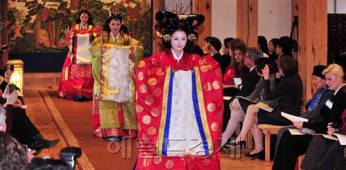 29일 한국가구박물관에서  전통 혼례복 패션쇼가 열려 청연군주 노의 등을 선보이고 있다.<br />김명섭 기자 msiron@
29일 한국가구박물관에서  전통 혼례복 패션쇼가 열려 청연군주 노의 등을 선보이고 있다.
김명섭 기자 msiron@