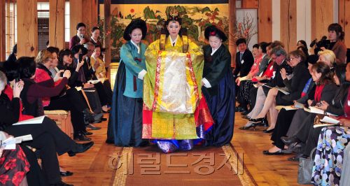 29일 한국가구박물관에서  전통 혼례복 패션쇼가 열려 녹원삼 등을  선보이고 있다.<br />김명섭 기자 msiron@
29일 한국가구박물관에서  전통 혼례복 패션쇼가 열려 녹원삼 등을  선보이고 있다.
김명섭 기자 msiron@