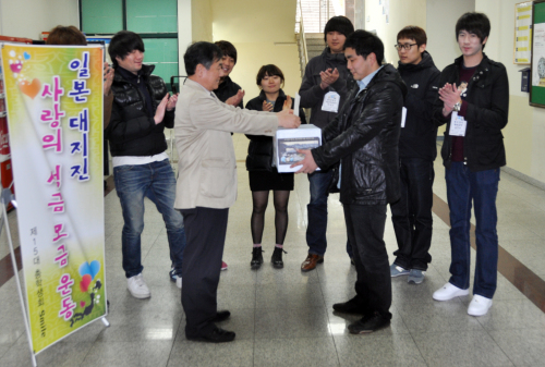 <YONHAP PHOTO-1912> 위덕대 일본 지진피해 돕기 모금 (경주=연합뉴스) 경북 경주 위덕대학교 총학생회가 일본 지진 피해를 돕기 위한 성금을 모금하고 있다. 위덕대는 이달 말까지 모금운동을 펼칠 계획이다. 2011.3.39 << 위덕대 >> haru@yna.co.kr/2011-03-29 15:48:39/ <저작권자 ⓒ 1980-2011 ㈜연합뉴스. 무단 전재 재배포 금지.>
Students join a fund-raising campaign to help Japan’s quake victims at a university in Gyeongju, North Gyeongsang Province, Tuesday.
Yonhap News