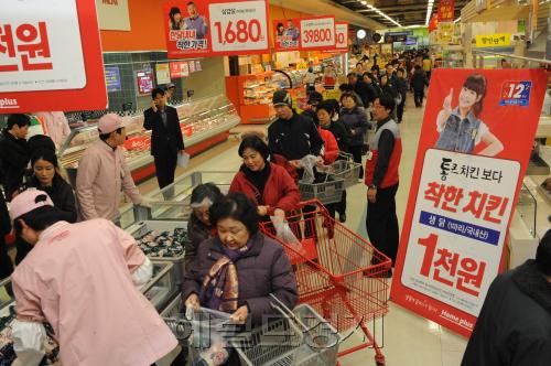‘통큰’으로 시작된 마트업계의 초저가 전쟁이 이제는 화장품, 외식 등 소비산업 전반으로 확산되고 있다. 덕분에 소비자는 즐거운 비명을 지르고 있지만, 물량부족과 가격인상 가능성 등으로 만만치 않은 상황이다.  [헤럴드경제DB]