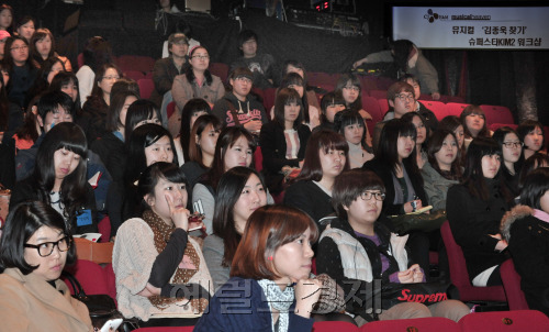 뮤지컬 '김종욱 찾기' 관객심사단.<br />정희조 기자/checho@heraldm.com 110328
뮤지컬 '김종욱 찾기' 관객심사단.
정희조 기자/checho@heraldm.com 110328