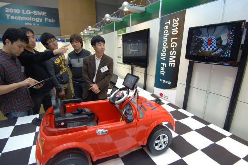 LG Group in December held a technology fair where it selected 17 vendors and suppliers to jointly develop green-growth products such as solar and electric car batteries.  LG Group