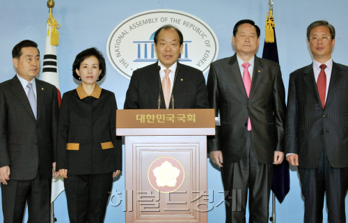 여야 의원들이 30일 국회에서 기자회견을 통해 일본은 역사왜곡 교과서 검정 결과를 즉시 철회해야 한다는 회견문을 발표하고 있다. 이날 회견문에는 민주당 정동영ㆍ천정배ㆍ김영진ㆍ조배숙ㆍ강창일ㆍ이종걸ㆍ김진표ㆍ서종표ㆍ장세환ㆍ김상희, 한나라당 황우여, 자유선진당 박선영, 무소속 유성엽 의원 등 국회의원 14명이 동참했다. 왼쪽부터 민주당 이윤석, 자유선진당 박선영, 민주당 김영진ㆍ서종표, 무소속 유성엽 의원. 양동출 기자/dcyang@heraldm.com