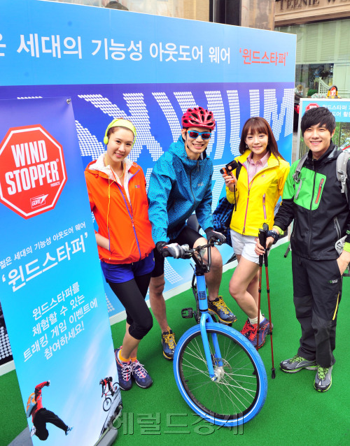 고어코리아는 30일 서울 명동 우리은행앞에서 젊은 세대가 윈드 스타퍼 아웃도어 제품과 함께 즐기는  다양한 여가활동에서의 기능성을 선보이고 있다. 윈드스타퍼 제품은 찬공기를 차단하는 완벽한 방풍성과 땀을 빠르게 배출하는 뛰어난 투습성, 휴대가 용이한 경량성이 특징이다.<br />김명섭 기자 msiron@
고어코리아는 30일 서울 명동 우리은행앞에서 젊은 세대가 윈드 스타퍼 아웃도어 제품과 함께 즐기는  다양한 여가활동에서의 기능성을 선보이고 있다. 윈드스타퍼 제품은 찬공기를 차단하는 완벽한 방풍성과 땀을 빠르게 배출하는 뛰어난 투습성, 휴대가 용이한 경량성이 특징이다.
김명섭 기자 msiron@