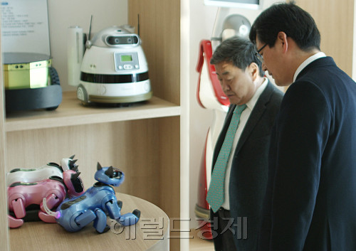 김준기 동부그룹 회장 동부로봇 제니보 사진 / 동부 김준기 회장, “꿈과 용기를 가지고 세계적인 로봇기업 만들자”