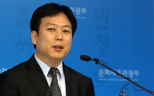<YONHAP PHOTO-0547> 김의석 영화진흥위원장, 기자간담회 (서울=연합뉴스) 전수영 기자 = 신임 김의석 영화진흥위원회 위원장이 30일 오전 서울 종로구 창경궁로 문화체육관광부 기자실에서 질문에 답하고 있다. 2011.3.30 swimer@yna.co.kr/2011-03-30 10:20:58/ <저작권자 ⓒ 1980-2011 ㈜연합뉴스. 무단 전재 재배포 금지.>
Kim Eui-suk, the newly-appointed chairman of KOFIC, speaks at a press conference at the Ministry of Culture, Sports and Tourism in Seoul on Wednesday.  Yonhap News