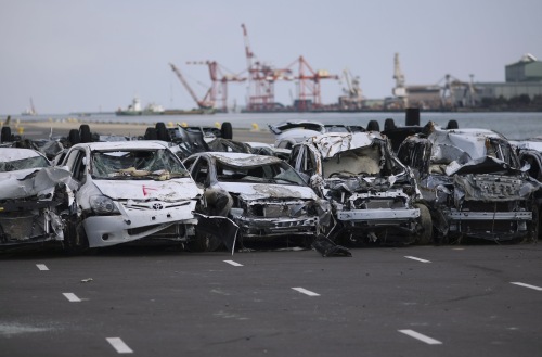 <YONHAP PHOTO-1453> New vehicles damaged by the March 11 tsunami waters sit lined in a Toyota parking lot at Sendai port, Miyagi Prefecture, northeastern Japan, Monday, March 28, 2011. The earthquake and tsunami and subsequent damage to the Fukushima Dai-ichi nuclear power plant have disrupted the flow of the Japanese auto industry that might affect Japan-imported cars around the world. (AP Photo/Wally Santana)/2011-03-28 17:13:43/ <저작권자 ⓒ 1980-2011 ㈜연합뉴스. 무단 전재 재배포 금지.>
New vehicles damaged by the tsunami in a Toyota parking lot at Sendai port, Miyagi Prefecture, Japan, Monday.  AP-Yonhap News