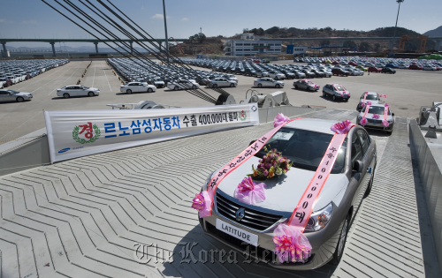 Renault Samsung Motors Co.’s 400,000th vehicle to be exported is driven onto a ship in Busan on March 25.  Renault Samsung Motors Co.