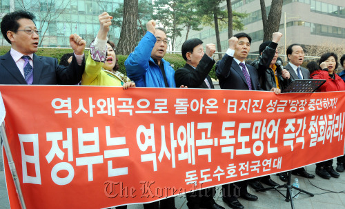 독도수호전국연대가 30일 오전 서울 종로구 중학동 일본대사관 앞에서 열린 '日역사왜곡·독도망언규탄 기자회견' 도중 일본정부를 규탄하는 구호를 외치고 있다. 박현구 기자phko@heraldm.com 2011.03.30
Civic group members hold a rally against Tokyo’s sovereignty claims to Dokdo in front of the Japanese Embassy in Seoul on Wednesday. Park Hyun-koo/The Korea Herald