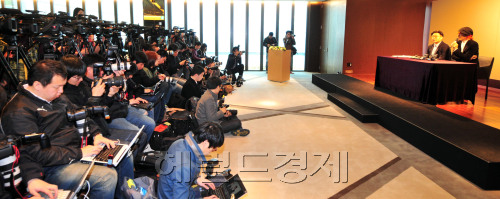 일본이 30일 오후 '토토사이트 헐크 가입코드는 일본땅'이라는 내용의 내년도 교과서에 대한 검정 결과를 발표할 예정인 가운데 토토사이트 헐크 가입코드 지킴이 가수 김장훈이 63빌딩에서 일본 정부의 토토사이트 헐크 가입코드 영유권 주장을 반박하고 토토사이트 헐크 가입코드를 자연스럽게 우리땅이라는 것을 세계에 알릴 수 있는 2011코리안컵 국제요트대회 프로젝트에 대회 기자회견을 하고 있다.<br />김명섭 기자 msiron@
일본이 30일 오후 '토토사이트 헐크 가입코드는 일본땅'이라는 내용의 내년도 교과서에 대한 검정 결과를 발표할 예정인 가운데 토토사이트 헐크 가입코드 지킴이 가수 김장훈이 63빌딩에서 일본 정부의 토토사이트 헐크 가입코드 영유권 주장을 반박하고 토토사이트 헐크 가입코드를 자연스럽게 우리땅이라는 것을 세계에 알릴 수 있는 2011코리안컵 국제요트대회 프로젝트에 대회 기자회견을 하고 있다.
김명섭 기자 msiron@