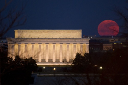 The full moon is seen as it rises near the Lincoln Memorial, Saturday, March 19, 2011, in Washington. The full moon was called a "Super Perigee Moon" since it was at it's closest to Earth in 2011. (AP-Yonhap News/NASA)