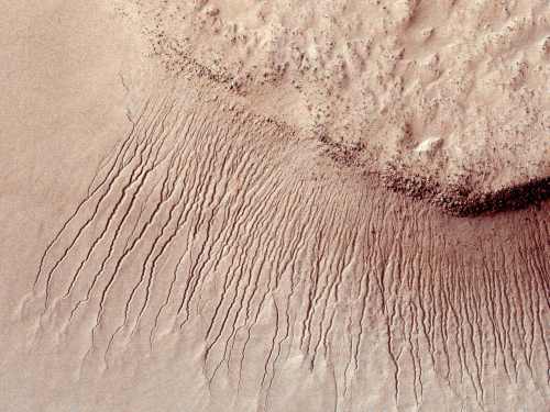 Portions of the Martian surface are seen in unprecedented detail from the High Resolution Imaging Science Experiment camera on NASA's Mars Reconnaissance Orbiter on Jan. 14, 2011. (AP-Yonhap News)