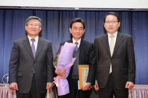 김성덕 대한의학회 회장, 이효석 서울대 의대 교수, 윤도준 부채표 가송재단 이사장 동화약품 가송의학상 시상 / 동화약품 ‘가송의학상’에 이효석 서울대 의대 교수