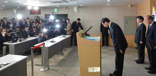 Prime Minister Kim Hwang-sik bows during a press conference on Wednesday.  (Yonhap News)