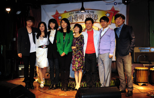 SBS 러브 FM(103.5㎒)의 새 DJ들. 이석훈(왼쪽부터), 박해미, 김소원, 정선희, 이성미, 구창모, 장두석, 변진섭.