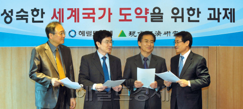 무역대국 한국호의 엔진은 역시 통상이며 이 분야 시스템이 선진화되지 않으면 선진국에 이를 수 없다는데 좌담회 참석자들은 의견을 모았다. 사진 좌로부터 정인교 인하대 교수, 현정택 무역위원장, 이경태 국제무역연구원장, 김주현 현대경제연구원장. 사진=김명섭 기자/msiron@@heraldm.com
