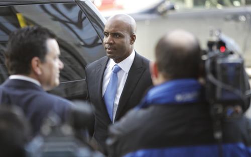 <YONHAP PHOTO-0153> Barry Bonds arrives at a federal courthouse for his perjury trial, Wednesday, March 30, 2011, in San Francisco. (AP Photo/Paul Sakuma)/2011-03-31 00:58:14/ <저작권자 ⓒ 1980-2011 ㈜연합뉴스. 무단 전재 재배포 금지.>
Barry Bonds arrives at the federal courthouse in San Francisco on Wednesday.  AP-Yonhap News