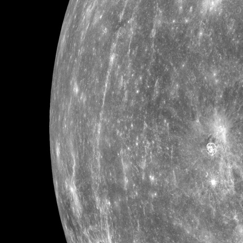 <YONHAP PHOTO-0398> This image provided by NASA was photographed by the spacecraft Messenger, the first ever images made from a spacecraft while in orbit around the planet. It shows Mercury's horizon as the spacecraft was moving northward along the first orbit during which MDIS was turned on. On March 17, 2011 Messenger became the first spacecraft to orbit the planet Mercury. (AP Photo/NASA)/2011-03-31 05:20:42/ <저작권자 ⓒ 1980-2011 ㈜연합뉴스. 무단 전재 재배포 금지.>
The first ever image made from a spacecraft while in orbit around Mercury.  AP-Yonhap News