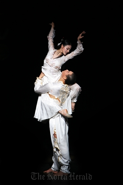 Ballerina Kim Joo-won and contemporary dancer Lee Young-il will perform at the Sydney Town Hall on April 4. Ministry of Culture, Sports and Tourism