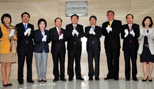 중소기업중앙회는 31일 오전 여의도 중소기업중앙회 에서 한국여성경제인협회, 벤처기업협회 등 7개 중소기업단체가 공동으로 참여하는 중소기업동반성장추진위원회 출범식을 갖고 정운찬동반성장위원장 김기문 중소기업중앙회장 등 참석자들이 현판 제막을 하고 있다.<br />김명섭 기자 msiron@
중소기업중앙회는 31일 오전 여의도 중소기업중앙회 에서 한국여성경제인협회, 벤처기업협회 등 7개 중소기업단체가 공동으로 참여하는 중소기업동반성장추진위원회 출범식을 갖고 정운찬동반성장위원장 김기문 중소기업중앙회장 등 참석자들이 현판 제막을 하고 있다.
김명섭 기자 msiron@