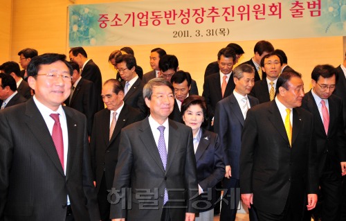 중소기업중앙회는 31일 오전 여의도 중소기업중앙회 에서 한국여성경제인협회, 벤처기업협회 등 7개 중소기업단체가 공동으로 참여하는 중소기업동반성장추진위원회 출범식을 갖고 정운찬동반성장위원장, 김기문중소기업중앙회장 등 참석자들이 기념촬영을 하고 자리로 돌아가고 있다.<br />김명섭 기자 msiron@
중소기업중앙회는 31일 오전 여의도 중소기업중앙회 에서 한국여성경제인협회, 벤처기업협회 등 7개 중소기업단체가 공동으로 참여하는 중소기업동반성장추진위원회 출범식을 갖고 정운찬동반성장위원장, 김기문중소기업중앙회장 등 참석자들이 기념촬영을 하고 자리로 돌아가고 있다.
김명섭 기자 msiron@