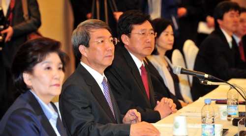 중소기업중앙회는 31일 오전 여의도 중소기업중앙회 에서 한국여성경제인협회, 벤처기업협회 등 7개 중소기업단체가 공동으로 참여하는 중소기업동반성장추진위원회 출범식을 갖고 정운찬동반성장위원장, 김기문중소기업중앙회장 등 참석자들이 회의를 하고 있다.<br />김명섭 기자 msiron@
중소기업중앙회는 31일 오전 여의도 중소기업중앙회 에서 한국여성경제인협회, 벤처기업협회 등 7개 중소기업단체가 공동으로 참여하는 중소기업동반성장추진위원회 출범식을 갖고 정운찬동반성장위원장, 김기문중소기업중앙회장 등 참석자들이 회의를 하고 있다.
김명섭 기자 msiron@