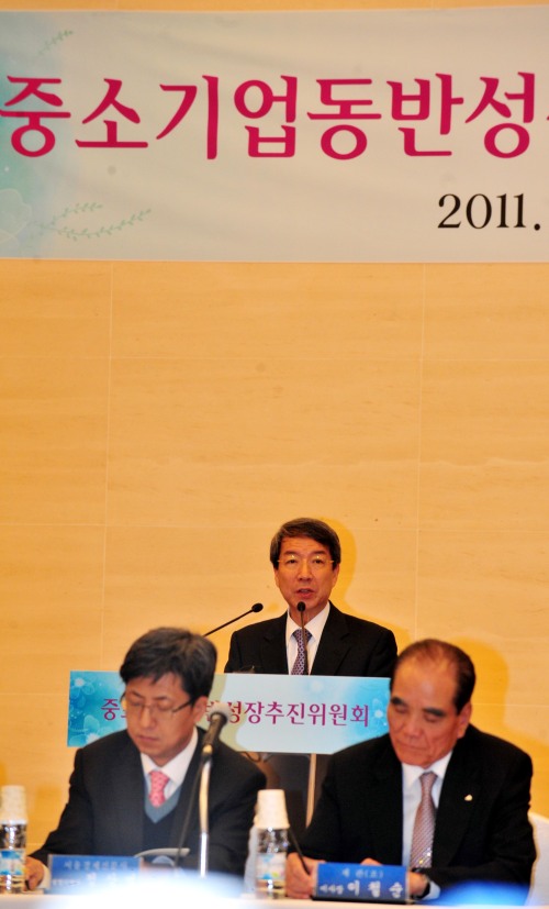 중소기업중앙회는 31일 오전 여의도 중소기업중앙회 에서 한국여성경제인협회, 벤처기업협회 등 7개 중소기업단체가 공동으로 참여하는 중소기업동반성장추진위원회 출범식을 갖고 정운찬동반성장위원장이 축사를 하고 있다.<br />김명섭 기자 msiron@
중소기업중앙회는 31일 오전 여의도 중소기업중앙회 에서 한국여성경제인협회, 벤처기업협회 등 7개 중소기업단체가 공동으로 참여하는 중소기업동반성장추진위원회 출범식을 갖고 정운찬동반성장위원장이 축사를 하고 있다.
김명섭 기자 msiron@