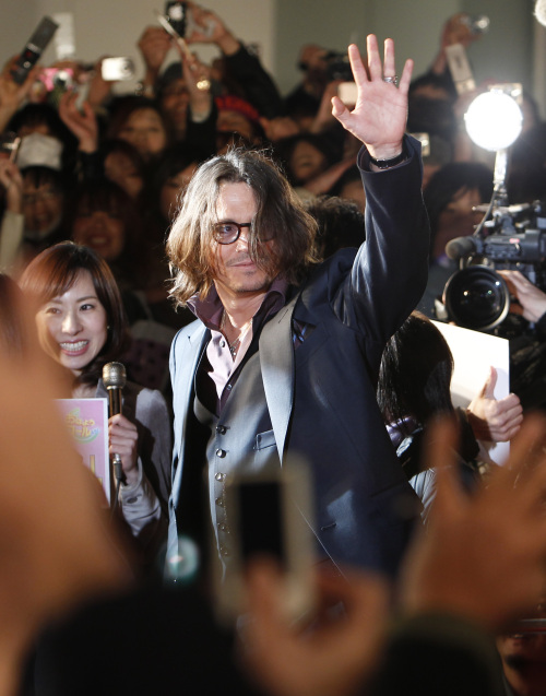 <YONHAP PHOTO-2889> U.S. actor Johnny Depp waves for fans during the Japan premiere of his film "The Tourist" in Tokyo Thursday, March 3, 2011. (AP Photo/Shizuo Kambayashi)/2011-03-03 21:54:19/ <저작권자 ⓒ 1980-2011 ㈜연합뉴스. 무단 전재 재배포 금지.>
Johnny Depp waves for fans during the Japan premiere of “The Tourist” in Tokyo on March 3.  AP-Yonhap News
