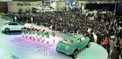'2011 서울모터쇼'가 31일 오전 킨텍스에서 프레스데이 행사를 시작으로 개막했다. 사진은 기아차 K5하이브리드와 KND-6를 소개하고 있다. 박현구 기자phko@heraldm.com
'2011 서울모터쇼'가 31일 오전 킨텍스에서 프레스데이 행사를 시작으로 개막했다. 사진은 기아차 K5하이브리드와 KND-6를 소개하고 있다. 박현구 기자phko@heraldm.com