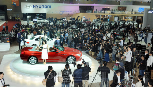 '2011 서울모터쇼'가 31일 오전 킨텍스에서 프레스데이 행사를 시작으로 개막했다. 사진은  BMW부스. 박현구 기자phko@heraldm.com
'2011 서울모터쇼'가 31일 오전 킨텍스에서 프레스데이 행사를 시작으로 개막했다. 사진은  BMW부스. 박현구 기자phko@heraldm.com