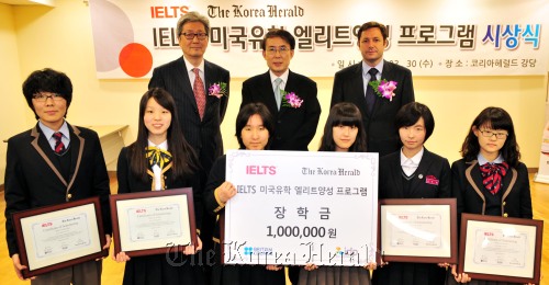 Six recipients (front row) of scholarship for students preparing to study in the U.S. through IELTS pose for a photo with IDP Education President Lee Young-min (left, back row), Managing Editor of The Korea Herald Chon Shi-yong (center) and Director of the British Council to Korea Roland Davies in the award ceremony in the auditorium of Herald Media Inc. in Seoul on Wednesday. The six are (from left) Lee Kun-woo, Lee Ji-won, Yoo Mi-rim, Lee Ye-ram, Oh Han-bit, and Lee Woo-jin. Kim Myung-sub / The Korea Herald