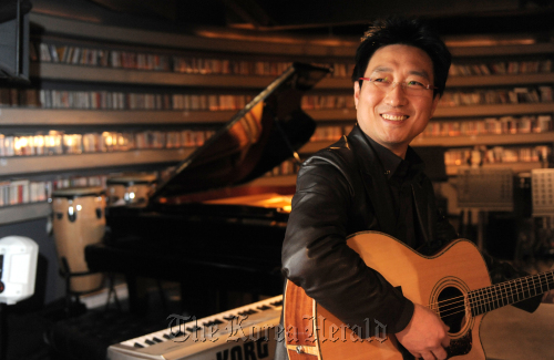 다섯손가락 멤버 이두헌 피노 와인바 사장 인터뷰./ 안훈기자 rosedale@ 2011.03.15
Leader of ’80s band Five Fingers Lee Doo-heon talks about his blend of music and company structure while playing guitar at his jazz bar in Seorae village, Seoul.  Ahn Hoon/The Korea Herald