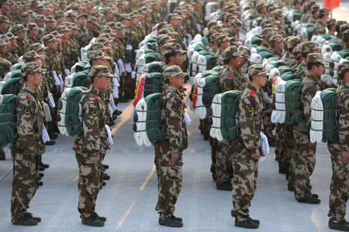 <YONHAP PHOTO-1451> Chinese soldiers prepare to move out to take part in a military exercise in Hefei, east China's Anhui province on March 28, 2011. China is building its military capability at a rapid pace but it remains a "regional power with regional concerns", reported in an annual report on the world's armies recently by the respected International Institute for Strategic Studies. CHINA OUT AFP PHOTO /2011-03-30 16:20:09/ <저작권자 ⓒ 1980-2011 ㈜연합뉴스. 무단 전재 재배포 금지.>
Chinese soldiers prepare to take part in a military exercise in Hefei  east in China’s Anhui province.  AFP-Yonhap News
