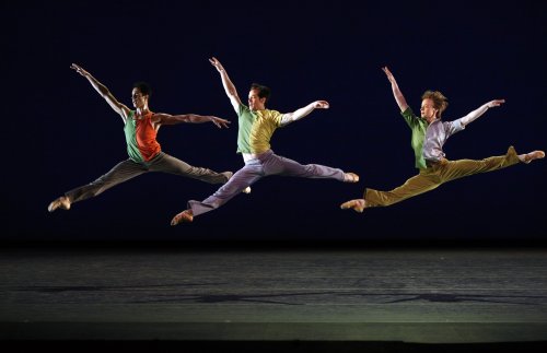 <YONHAP PHOTO-0026> Ballet dancers, with Sascha Radetsky in center, of the American Ballet Theatre perform in one-act ballets during a dress rehearsal in the Bolshoi Theater in Moscow, Russia, Tuesday, March 29, 2011. The American Ballet Theatre has returned to Moscow for the first time since the 1960s and since the defection of Mikhail Baryshnikov, who took his star power to the U.S. company. (AP Photo/Alexander Zemlianichenko)/2011-03-30 00:27:29/ <저작권자 ⓒ 1980-2011 ㈜연합뉴스. 무단 전재 재배포 금지.>
Ballet dancers, with Sascha Radetsky in center, of the American Ballet Theatre perform in one-act ballets during a dress rehearsal in the Bolshoi Theater in Moscow, Russia,  March 29.  AP-Yonhap News
