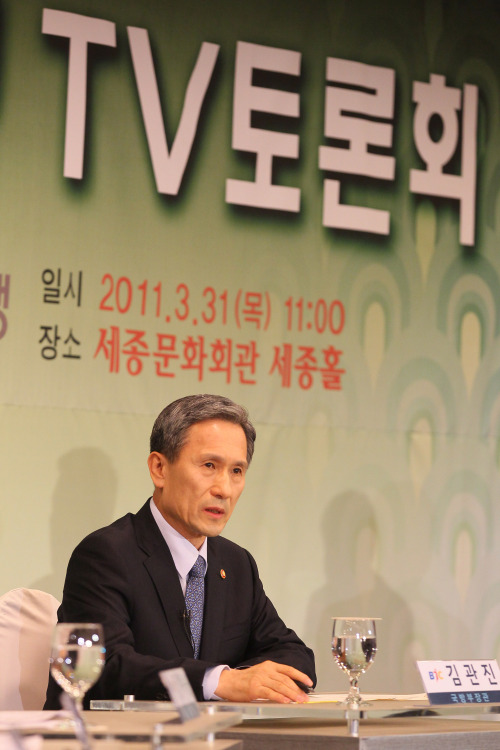 <YONHAP PHOTO-1455> 김관진 국방부 장관 초청 TV토론회 (서울=연합뉴스) 박지호 기자 = 31일 오전 서울 종로구 세종로 세종문화회관 세종홀에서 열린 '김관진 국방부 장관 초청 TV토론회'에서 김관진 국방장관이 패널들의 질문에 답하고 있다. 2011.3.31 jihopark@yna.co.kr/2011-03-31 12:21:22/ <저작권자 ⓒ 1980-2011 ㈜연합뉴스. 무단 전재 재배포 금지.>
Defense Minister Kim Kwan-jin at a debate in Seoul on Thursday. Yonhap News
Defense Minister Kim Kwan-jin at a debate in Seoul on Thursday. Yonhap News