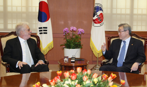 <YONHAP PHOTO-1101> 정부, ICAO에 '北GPS 교란중단' 협력 요청 (서울=연합뉴스) 안정원 기자 = 김성환 외교통상부장관이 31일 서울 종로구 도렴동 외교통상부 장관 접견실에서 레이먼드 벤저민 국제민간항공기구(ICAO) 사무총장을 만나 대화하고 있다. 정부는 ICAO에 북한의 GPS(위성위치정보시스템) 교란 행위 중단을 위한 협력을 요청할 예정이다. 2011.3.31 jeong@yna.co.kr/2011-03-31 09:54:57/ <저작권자 ⓒ 1980-2011 ㈜연합뉴스. 무단 전재 재배포 금지.>
Foreign Minister Kim Sung-hwan meets Secretary-General Raymond Benjamin of the International Civil Aviation Organization at his office Thursday. Yonhap News
Foreign Minister Kim Sung-hwan meets Secretary-General Raymond Benjamin of the International Civil Aviation Organization at his office Thursday. Yonhap News