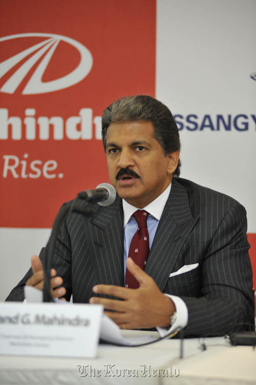 Mahindra and Mahindra Ltd. vice chairman Arnand Mahindra addresses a press conference at the Seoul Motor Show in Goyang, Gyeonggi Province on Thursday.   Ssangyong Motor Co.