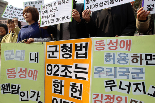 <YONHAP PHOTO-2230> 군대내 동성애 반대집회 (서울=연합뉴스) 김채현 기자 = 31일 오후 서울 헌법재판소 앞에서 '바른성문화를위한국민연합' 회원들이 군대 내 동성애에 반대하는 집회를 열고 있다. 헌법재판소는 이날 군인이 동성애 행위를 하면 강제여부와 상관없이 징역형으로 처벌받도록 한 군형법 제92조에 대한 위헌법률심판 제청사건에서 재판관 5(합헌) 대 3(위헌) 대 1(한정위헌) 의견으로 합헌 결정했다. 2011.3.31 kch86@yna.co.kr/2011-03-31 17:16:58/ <저작권자 ⓒ 1980-2011 ㈜연합뉴스. 무단 전재 재배포 금지.>
Civic group members hold a rally against homosexual relations in the military in front of the Constitutional Court on Thursday.  Yonhap News