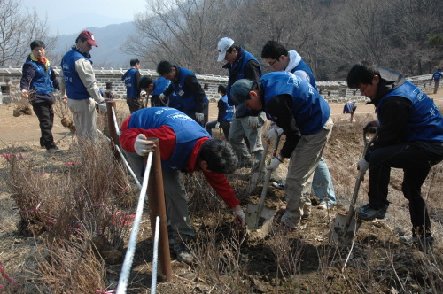 두산건설, 남한산성 산철쭉 1000그루 식목행사/ 기업사회공헌