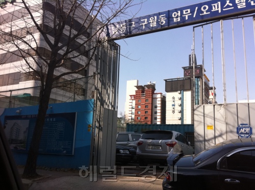 수도권 주택경기 침체 속 토토사이트 들어가는법 시청 앞 ‘모델하우스촌’, 지금은…/건설현장