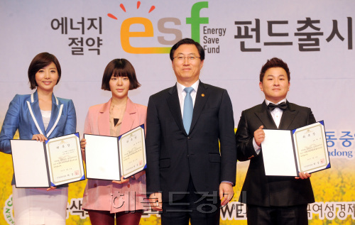 31일 오후 서울 삼성동 코엑스에서 열린 범국민 에너지 절약 실천대회에서 에너지 절약 홍보대사로 임명된 허각(맨 오른쪽), 장재인(왼쪽에서 두번째), 양승은 아나운서(맨 왼쪽)가 최중경 지식경제부 장관과 기념촬영을 하고 있다./안훈기자 rosedale@ 2011.03.31
31일 오후 서울 삼성동 코엑스에서 열린 범국민 에너지 절약 실천대회에서 에너지 절약 홍보대사로 임명된 허각(맨 오른쪽), 장재인(왼쪽에서 두번째), 양승은 아나운서(맨 왼쪽)가 최중경 지식경제부 장관과 기념촬영을 하고 있다./안훈기자 rosedale@ 2011.03.31
지식경제부 및 한국소비자단체 협의회 등 10개 시민단체는 삼성동 코엑스에서 31일 ‘범국민 에너지절약 실천대회’를 개최하고 국민참여형 에너지 절약 프로그램을 발표했다. 이날 에너지 절약 홍보대사로 임명된 허각(맨 오른쪽), 장재인(왼쪽에서 두번째), 양승은 아나운서(맨 왼쪽)가 최중경 지식경제부 장관과 기념촬영을 하고 있다.  안훈 기자/rosedale@