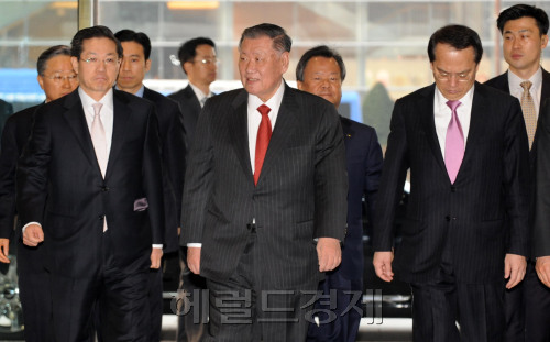 정몽구 현대·기아자동차그룹 회장이 1일 오전, 현대건설 인수 후 처음으로 계동 사옥으로 출근하고 있다.<br />김명섭 기자 msiron@
정몽구 현대차그룹 회장이 2000년 12월 양재동으로 옮겨간 이후 11년 만에 서울 계동 현대사옥으로 출근했다. 정 회장은 이날 “감개가 무량하다”며 줄곧 밝은 표정으로 임직원들과 일일이 인사를 나누었다. 정 회장은 현대건설 임직원들에게  향후 10조 투자계획과 함께 자동차-철강-건설을 3대 축으로 하는 그룹 비전을 밝혔다.
▶관련기사 13면