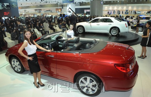 '2011 서울모터쇼'가 31일 오전 킨텍스에서 프레스데이 행사를 시작으로 개막했다. 사진은  BMW부스. 박현구 기자phko@heraldm.com
사상 최대 규모로 치러지는 2011 서울모터쇼가 1일부터 일반에 공개됐다. 이번 모터쇼에서는 직간접 체험 등 풍성한 경품이 주어지는 다양한 이벤트가 준비되어 있다.
