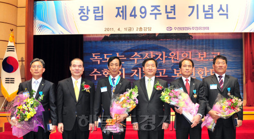 1일 수협중앙회 창립 제49주년 기념식이 서울 송파구 수협중앙회 강당에서 열려 유정복 농림수산식품부장관 이종구 수협중앙회장 및 수상자들이 기념촬영을 하고 있다.<br />김명섭기자 msiron@