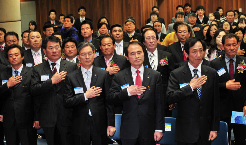 1일 수협중앙회 창립 제49주년 기념식이 서울 송파구 수협중앙회 강당에서 열려 수협발전유공자 및 조합원들이 국민의례를 하고 있다.<br />김명섭기자 msiron@